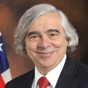 Ernest Moniz: from scientific expertise to political leadership portrait